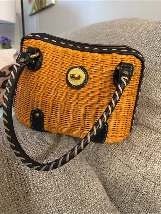 Handbags - 🐝. NEW 🐝 Vintage Woven Shoulder Bag with Black Trim